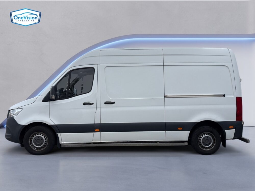 auto-Mercedes-Benz-Sprinter-YXO772-202509261636-1