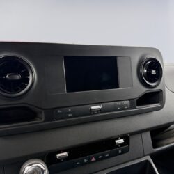 auto-Mercedes-Benz-Sprinter-YXO772-202509261636-10