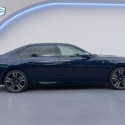 auto-BMW-i7-CL92302-202510011259-4
