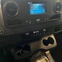 auto-Mercedes-Benz-Sprinter-P615955-202510281331-12