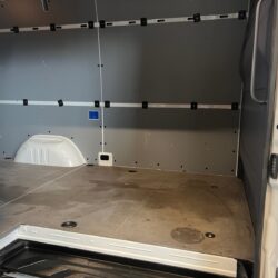 auto-Mercedes-Benz-Sprinter-P615955-202510281331-16