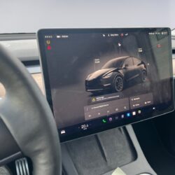 auto-Tesla-Model-Y-B109685-202510201042-9