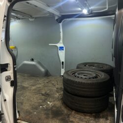 auto-Ford-Transit-Custom-EUE271-202511261453-14