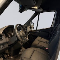 auto-Mercedes-Benz-Sprinter-YXO770-202511261415-8