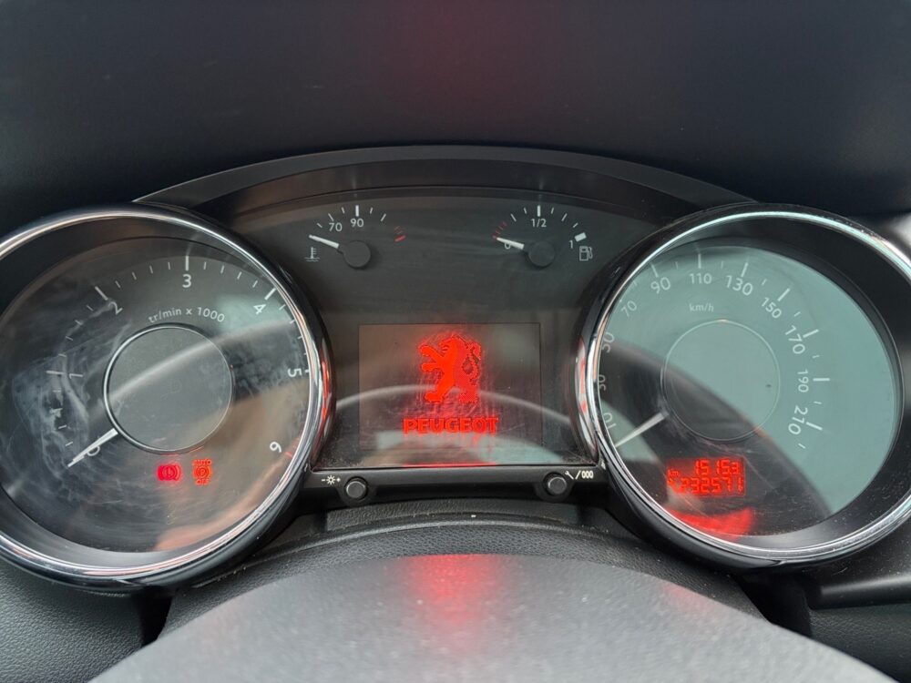 auto-Peugeot-3008-IJH790-202511271456-10 auto-Peugeot-3008-IJH790-202511271456-10