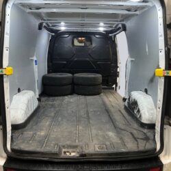 auto-Ford-Transit-Custom-LOU595-202512151438-12