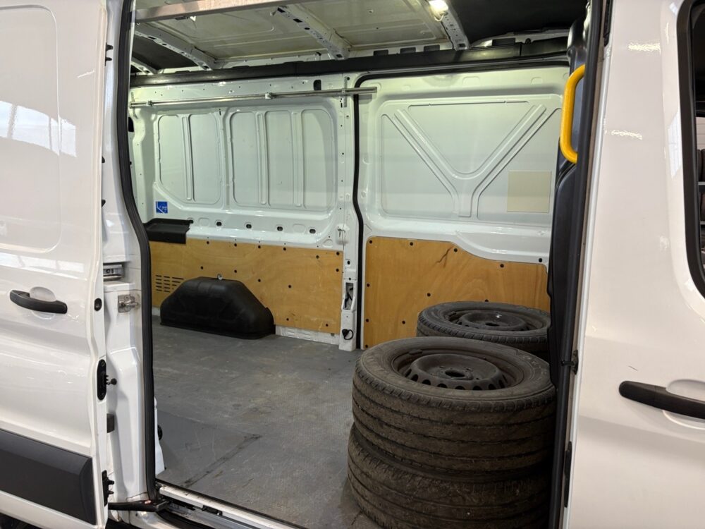 auto-Ford-Transit-EOV626-202512181809-13 auto-Ford-Transit-EOV626-202512181809-13