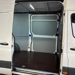 auto-Mercedes-Benz-Sprinter-YXO770-202512121646-13