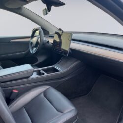 auto-Tesla-Model-Y-B109685-202512121319-11