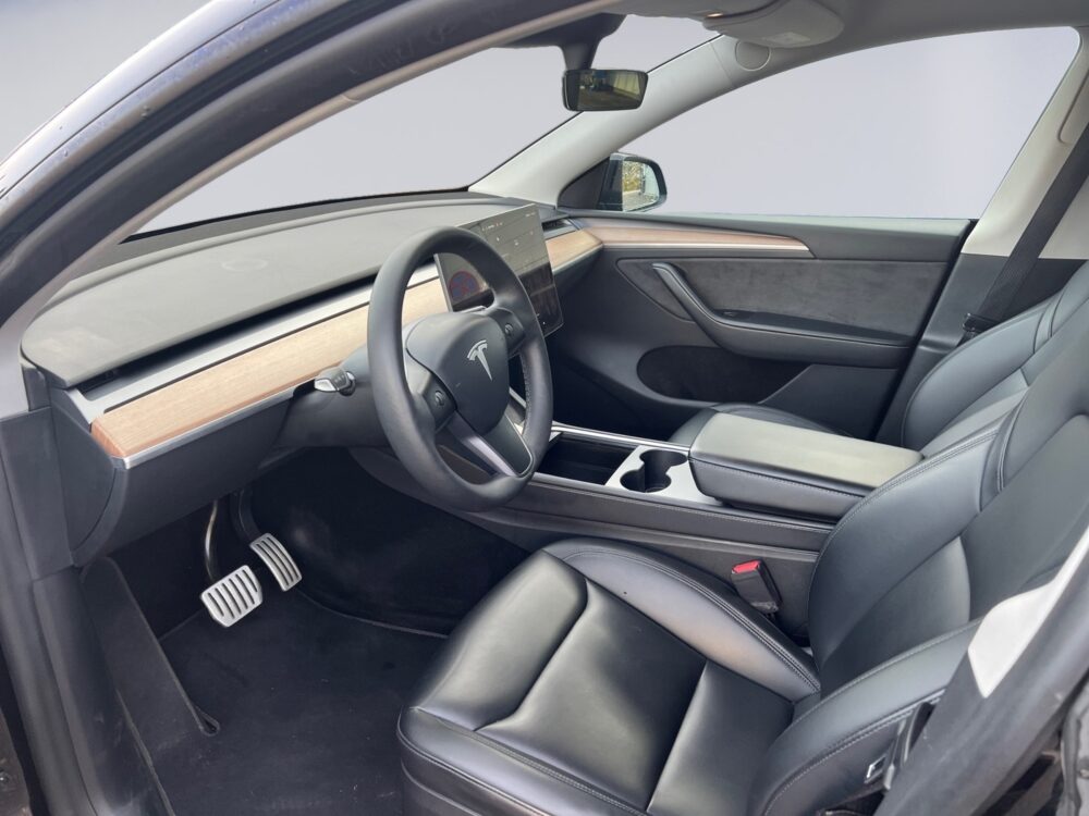 auto-Tesla-Model-Y-B109685-202512121319-8 auto-Tesla-Model-Y-B109685-202512121319-8