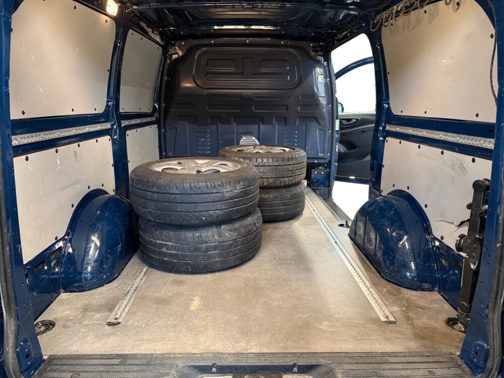 auto-Mercedes-Benz-Vito-YLU847-202601081553-13 auto-Mercedes-Benz-Vito-YLU847-202601081553-13