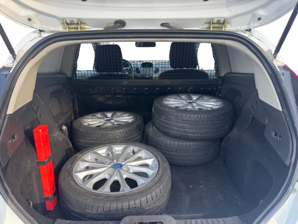 auto-Ford-Fiesta-Van-SNL683-202603101138-12 auto-Ford-Fiesta-Van-SNL683-202603101138-12