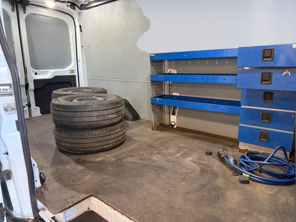 auto-Ford-Transit-LRM857-202604021037-12 auto-Ford-Transit-LRM857-202604021037-12