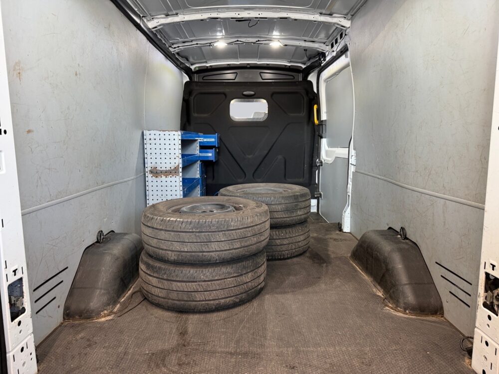 auto-Ford-Transit-LRM857-202604021037-13 auto-Ford-Transit-LRM857-202604021037-13