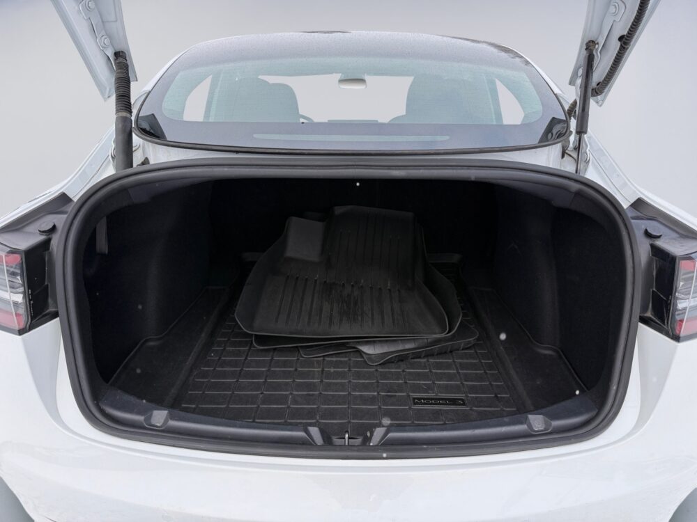 auto-Tesla-Model-3-CPP872-202604021140-11 auto-Tesla-Model-3-CPP872-202604021140-11