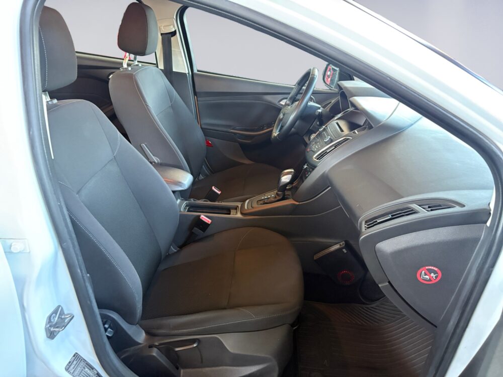 auto-Ford-Focus-IMN812-202605250953-11 auto-Ford-Focus-IMN812-202605250953-11