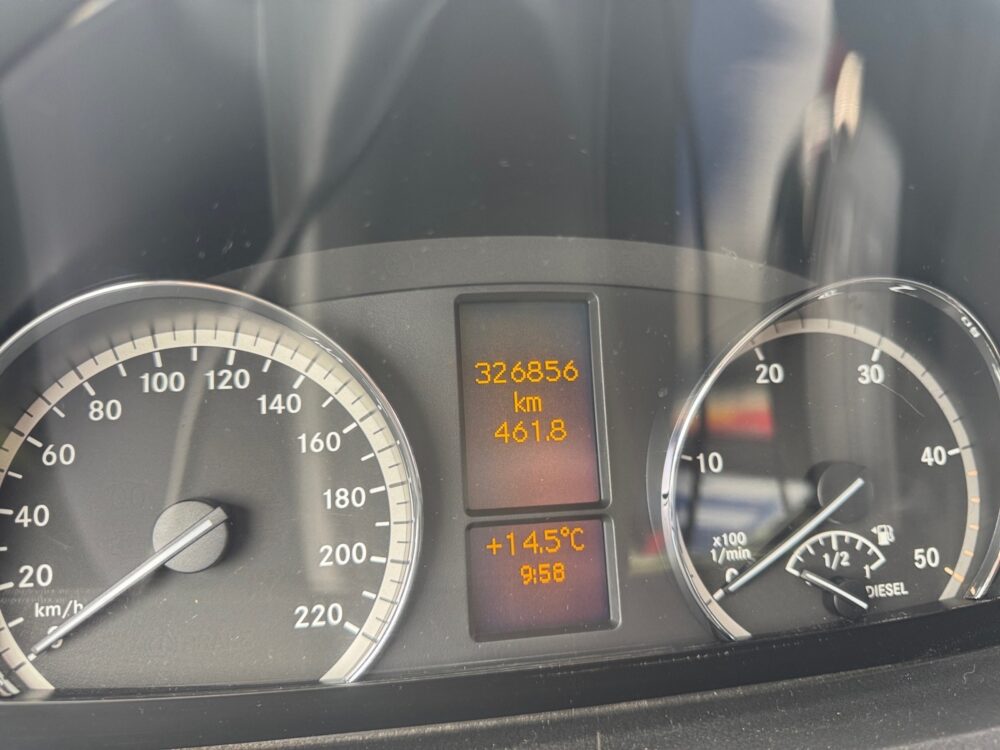 auto-Mercedes-Benz-Vito-VZU540-202605221451-8 auto-Mercedes-Benz-Vito-VZU540-202605221451-8