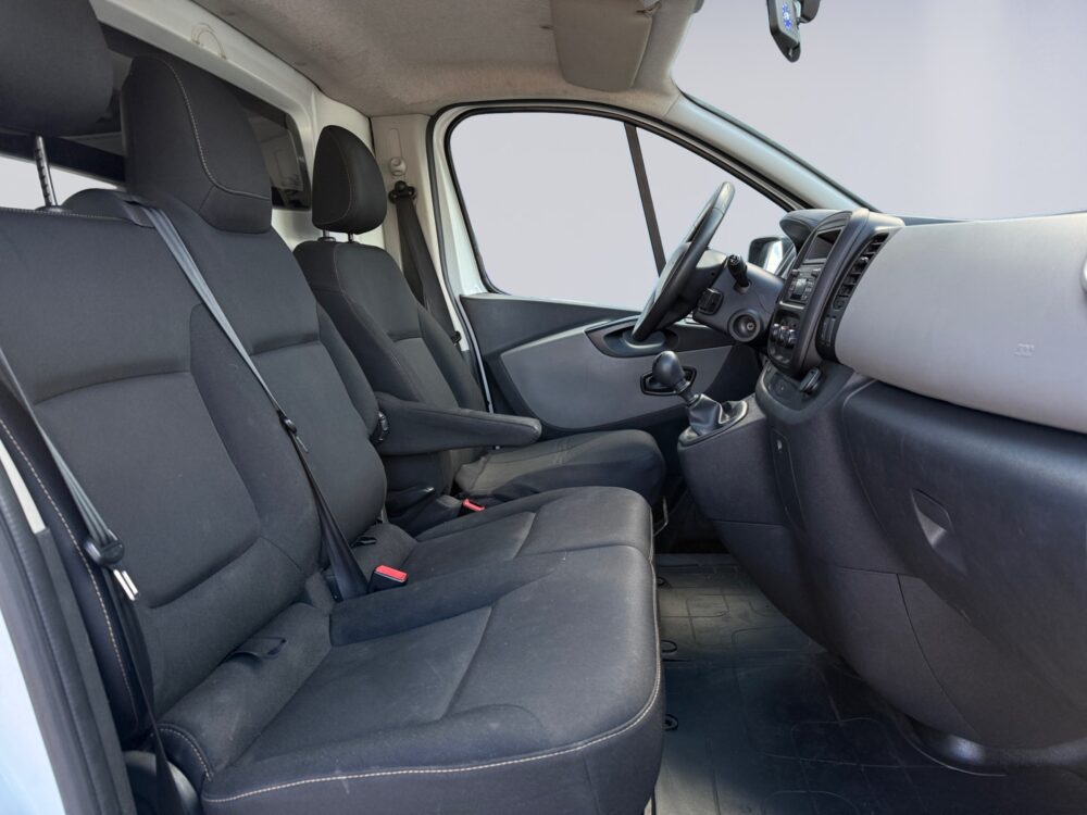 auto-Renault-Trafic-CJO167-202606021424-11 auto-Renault-Trafic-CJO167-202606021424-11