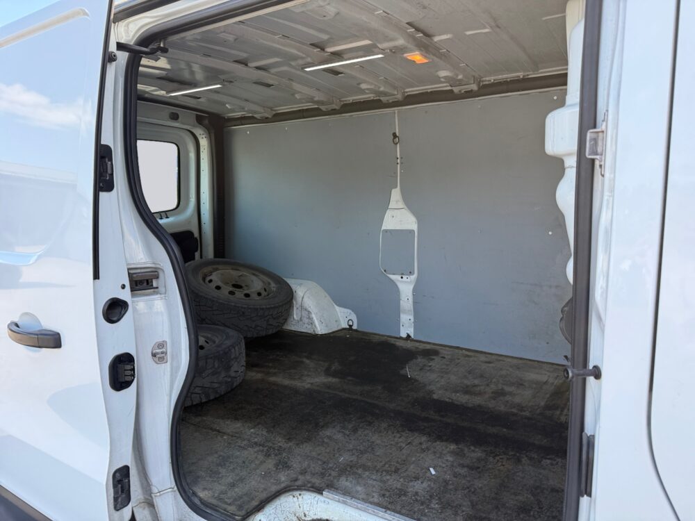 auto-Renault-Trafic-CJO167-202606021424-12 auto-Renault-Trafic-CJO167-202606021424-12