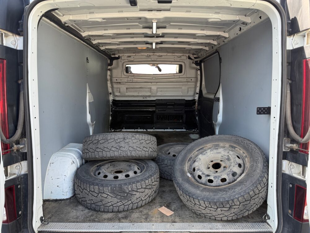 auto-Renault-Trafic-CJO167-202606021424-13 auto-Renault-Trafic-CJO167-202606021424-13