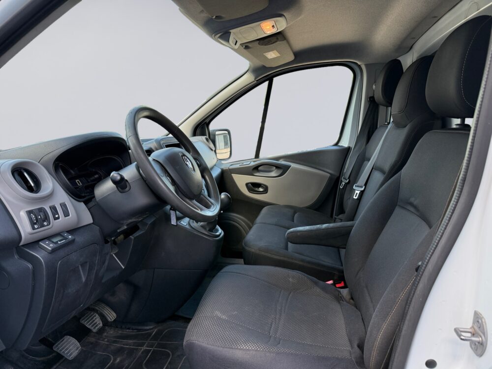 auto-Renault-Trafic-CJO167-202606021424-8 auto-Renault-Trafic-CJO167-202606021424-8