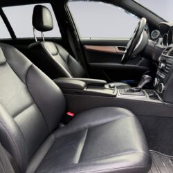 auto-Mercedes-Benz-C-OUJ574-202608011349-10