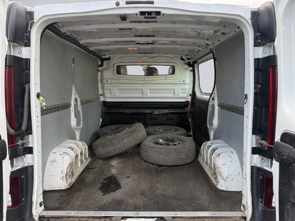 auto-Renault-Trafic-KTS973-202608211725-13 auto-Renault-Trafic-KTS973-202608211725-13