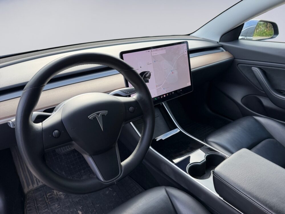 auto-Tesla-Model-3-LPU787-202608051041-9 auto-Tesla-Model-3-LPU787-202608051041-9