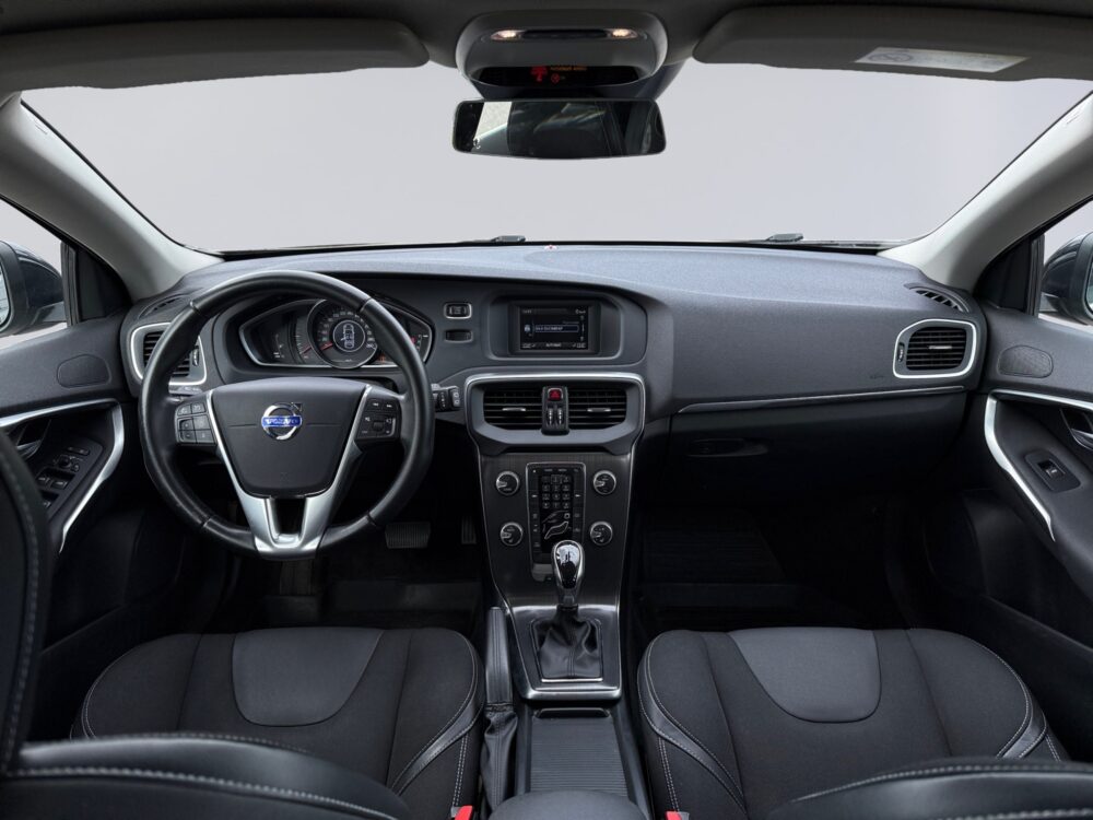 auto-Volvo-V40-NKI639-202608031612-10 auto-Volvo-V40-NKI639-202608031612-10