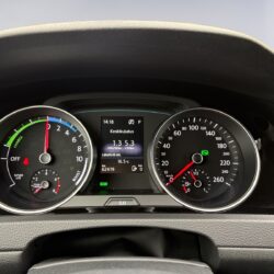 auto-Volkswagen-Golf-IRL307-202609291428-10