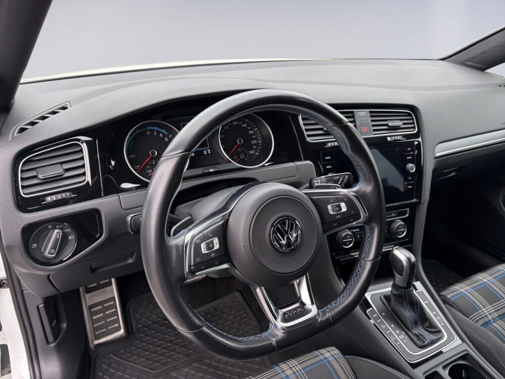 auto-Volkswagen-Golf-IRL307-202609291428-8 auto-Volkswagen-Golf-IRL307-202609291428-8
