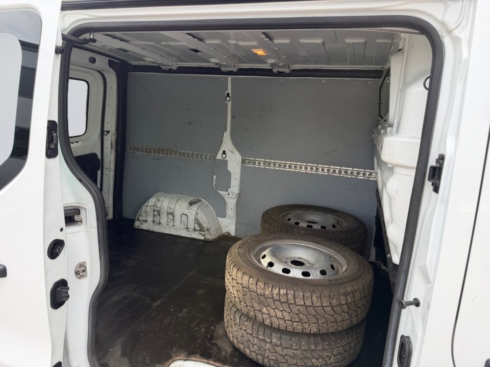 auto-Renault-Trafic-CNX744-202610081443-13 auto-Renault-Trafic-CNX744-202610081443-13