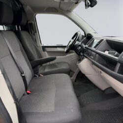 auto-Volkswagen-Transporter-BXA724-202610021048-11